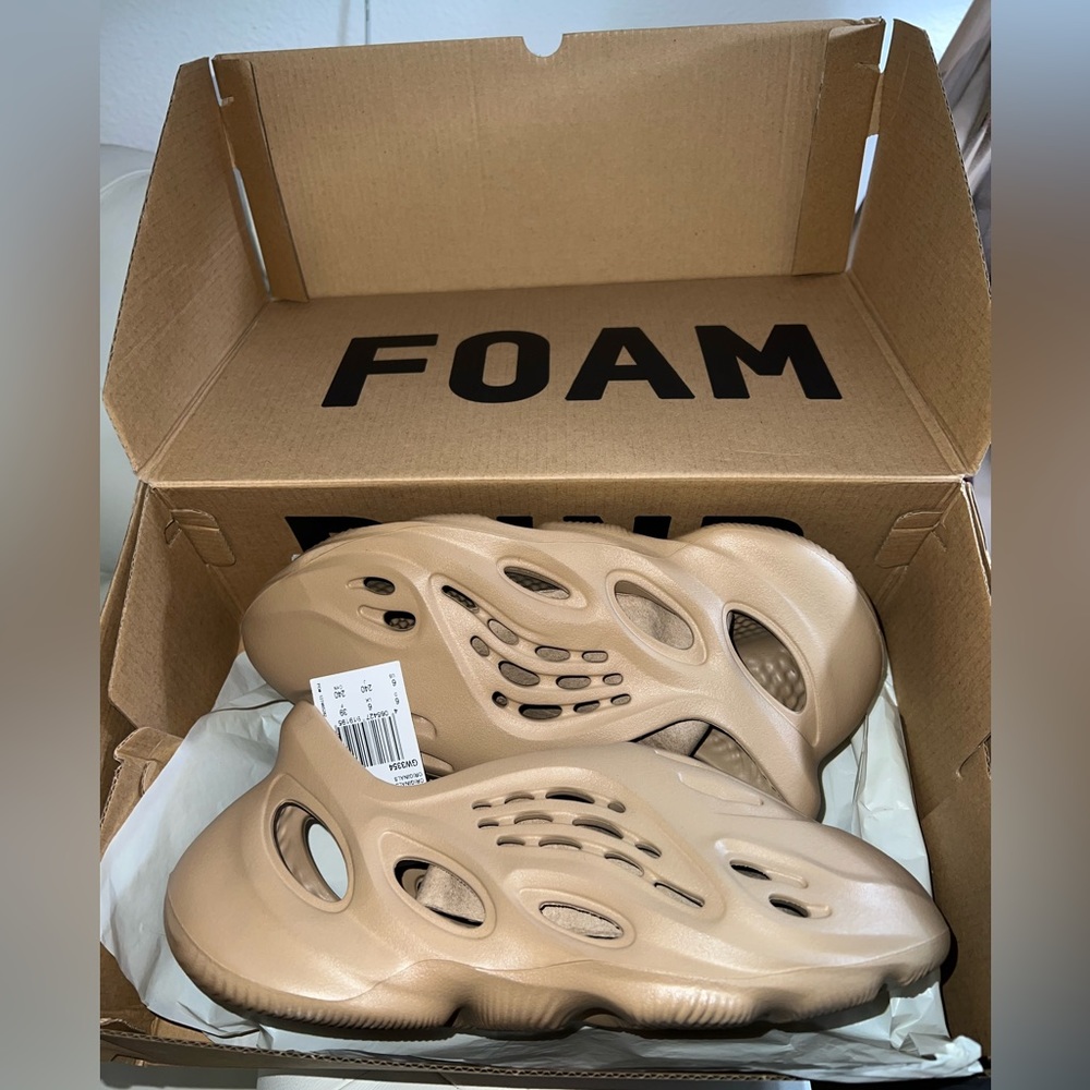🛑 SOLD BNWT Yeezy Foam Runners, SZ 6 Taupe.